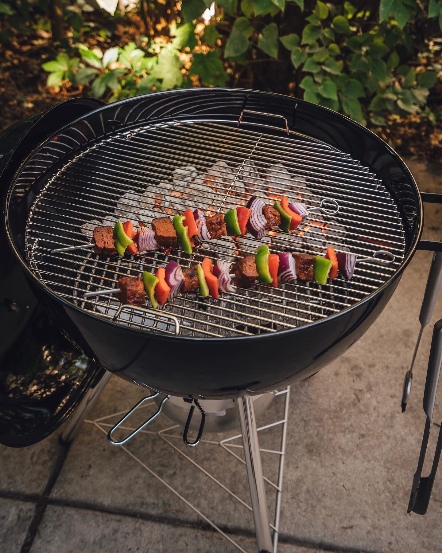 Have you tried @theherbivorousb ribs? Amazing whole and slathered with Triple Crown, we love to use them as a base for your favorite kebab! Seen here layered with bell peppers, jalapenos and red onions, throw them on the grill until the veggies are c